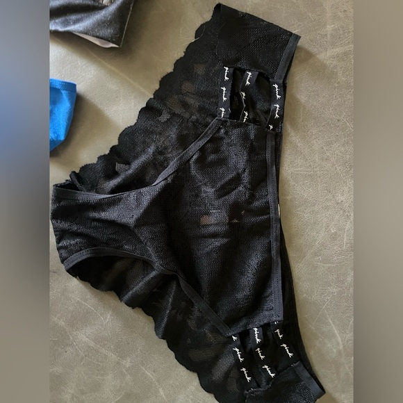 🎈Lot of Victoria Secrets Panties, SZ MEDIUM
5 Brand New, Never worn, 2010s - Picture 15 of 16